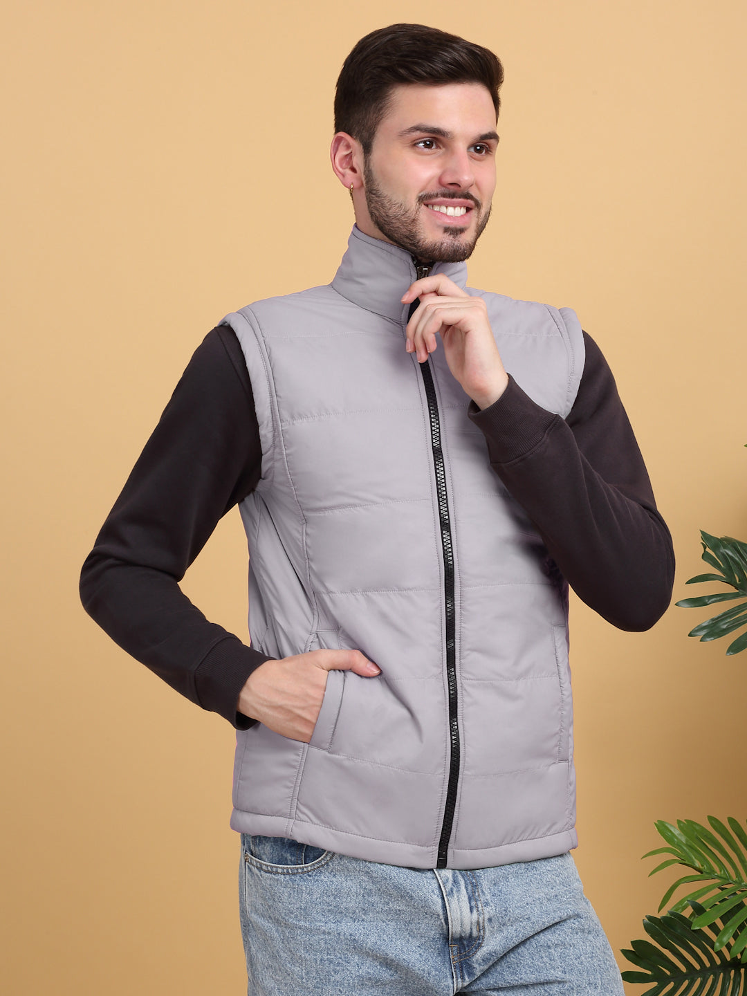 Klotthe Men Grey Solid Sleeveless Quilted Jacket