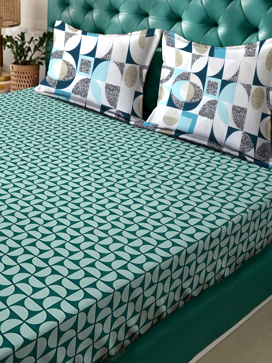 Klotthe Green Geometric 300 TC Cotton Blend Fitted Double Bedsheet with 2 Pillow Covers