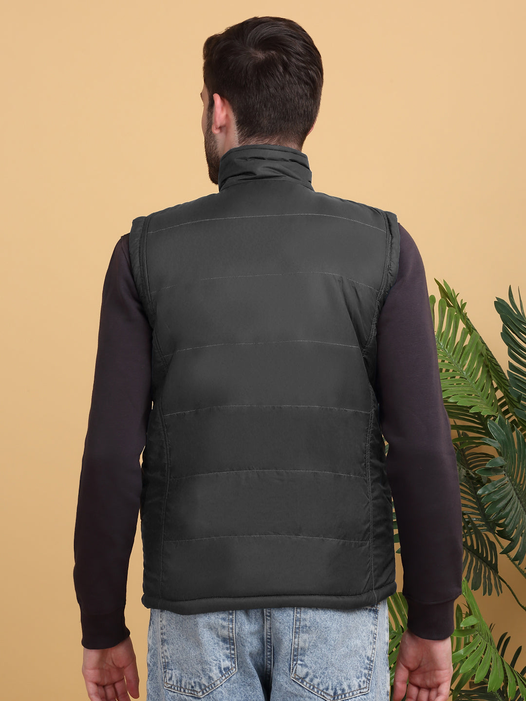 Klotthe Men Black Solid Sleeveless Quilted Jacket