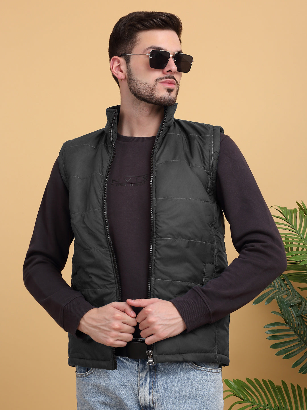 Klotthe Men Black Solid Sleeveless Quilted Jacket