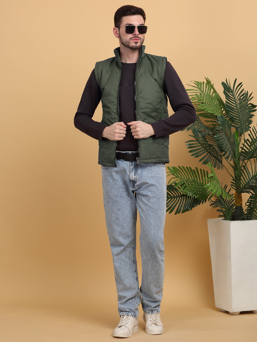 Klotthe Men Green Solid Sleeveless Quilted Jacket