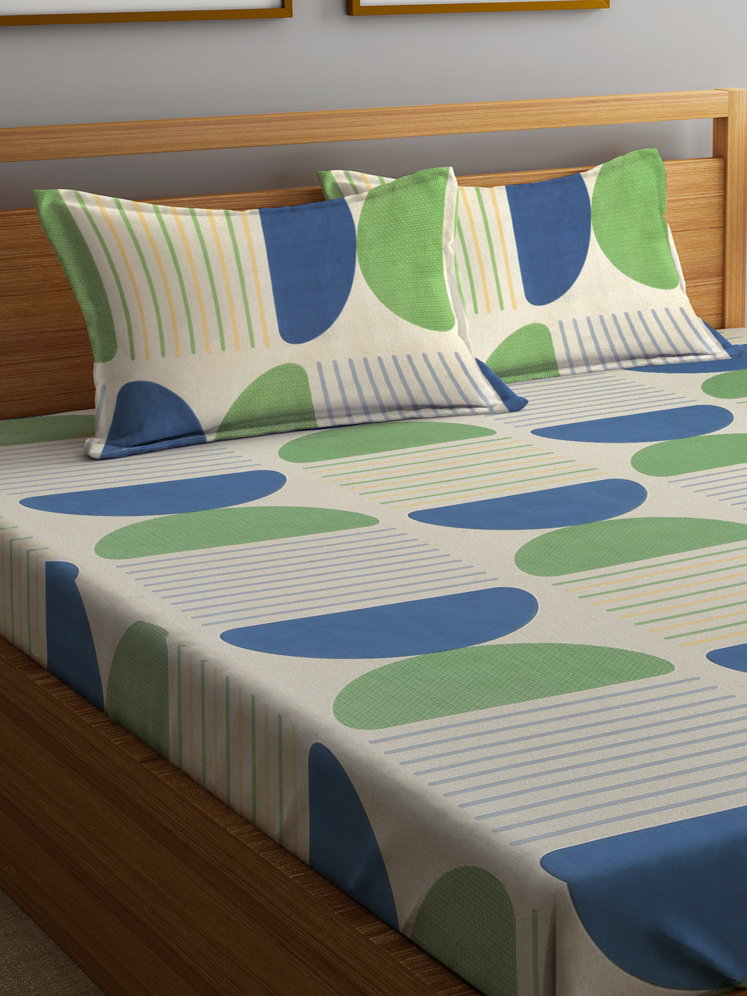 Klotthe Multicolor Geometric 300 TC Cotton Blend Fitted Double Bedsheet with 2 Pillow Covers