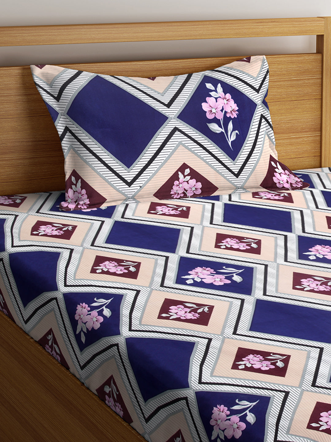 KLOTTHE Multi Polycotton Geometric BedSheet With 1 Pillow Cover (225X150 cm)