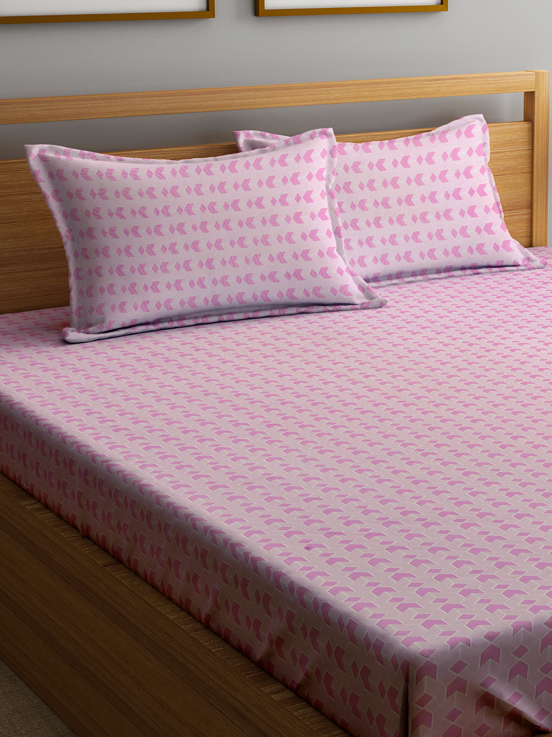 Klotthe Pink Geometric 300 TC Cotton Blend Fitted Double Bedsheet with 2 Pillow Covers