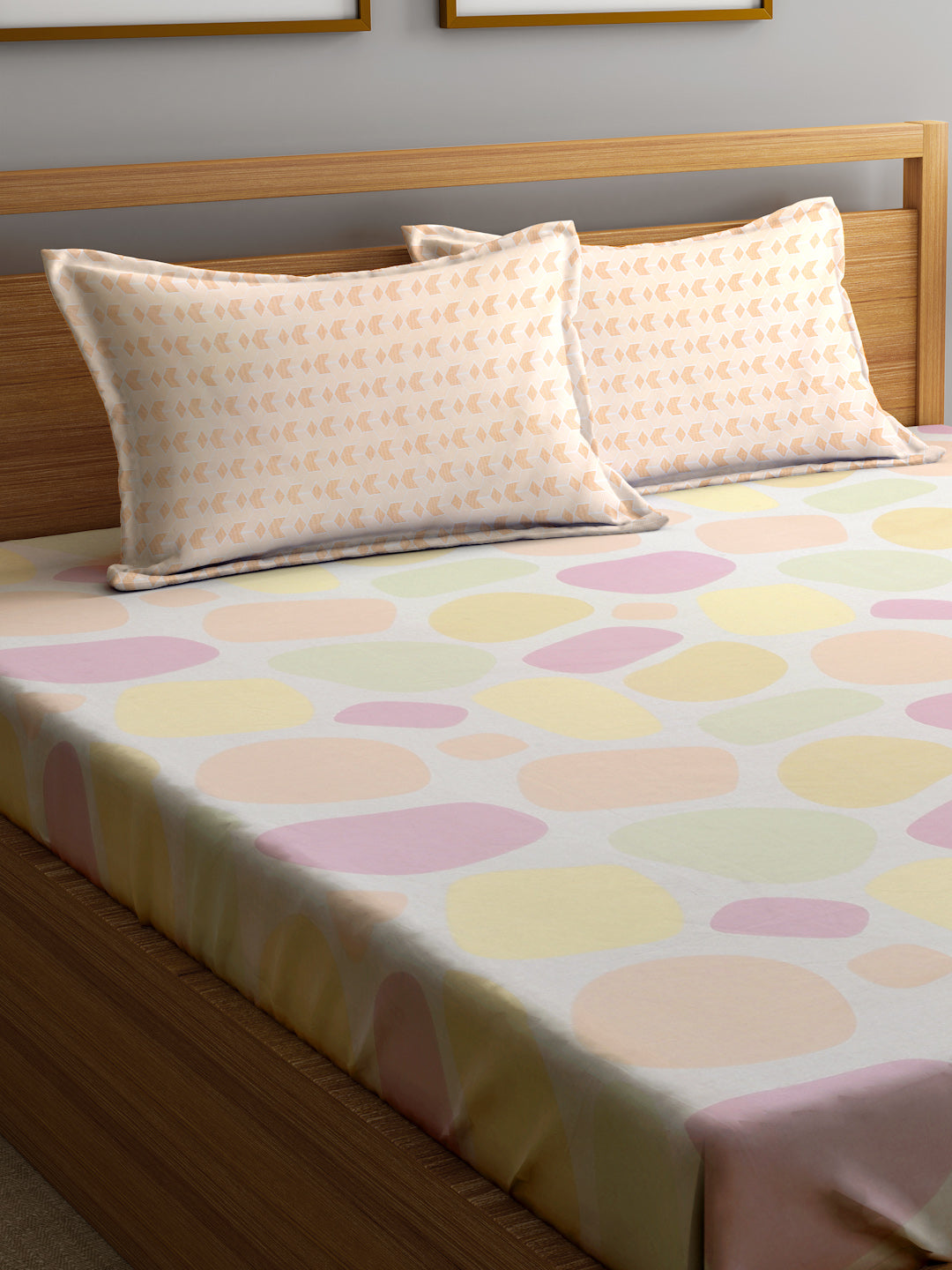 Klotthe Multicolor Geometric 300 TC Cotton Blend Fitted Double Bedsheet Set in Book Fold Packing